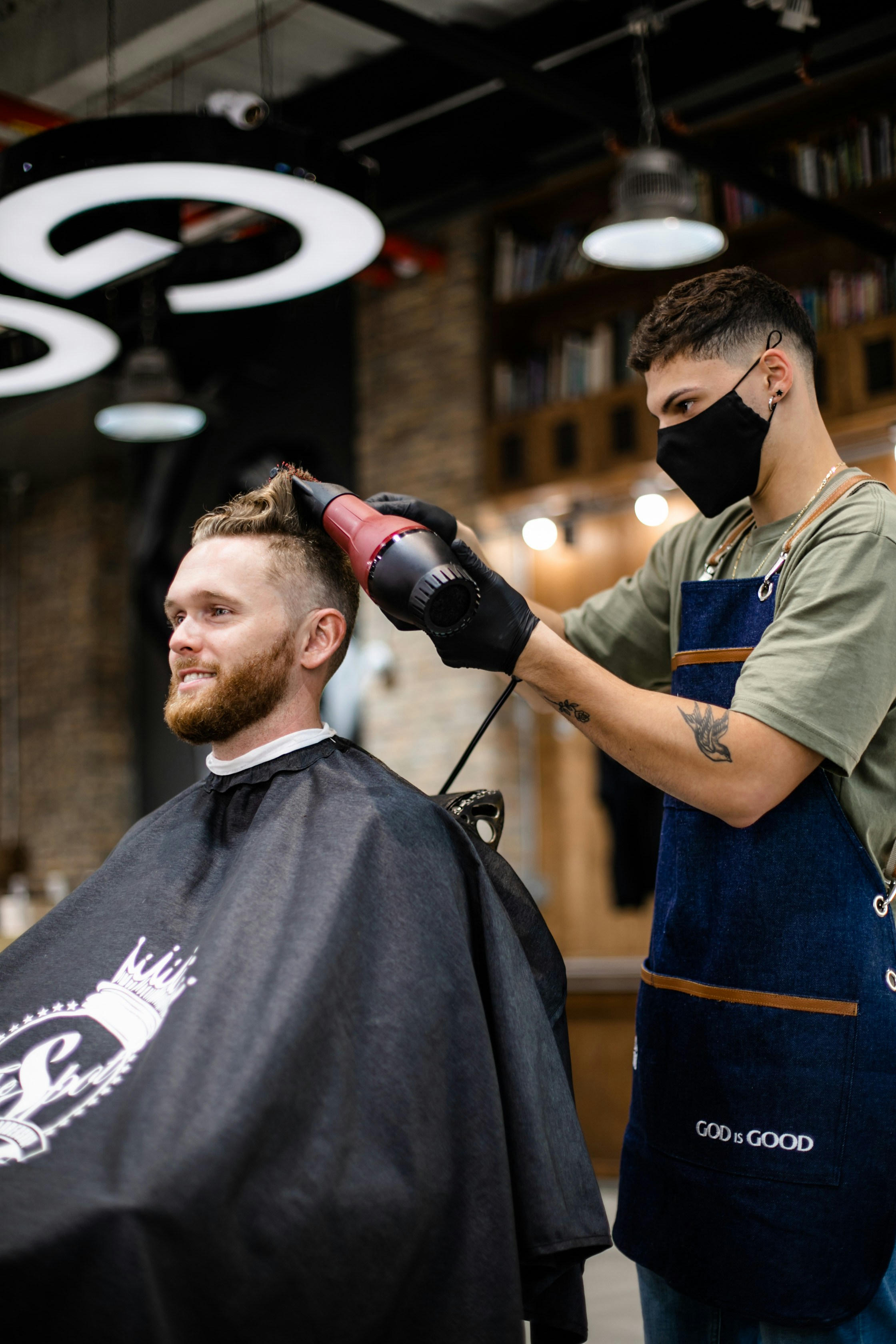 Barber Cresko sedang memotong rambut pelanggan